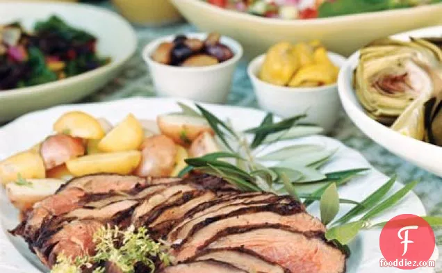 जड़ी बूटियों और लहसुन के साथ ग्रीक भेड़ का बच्चा