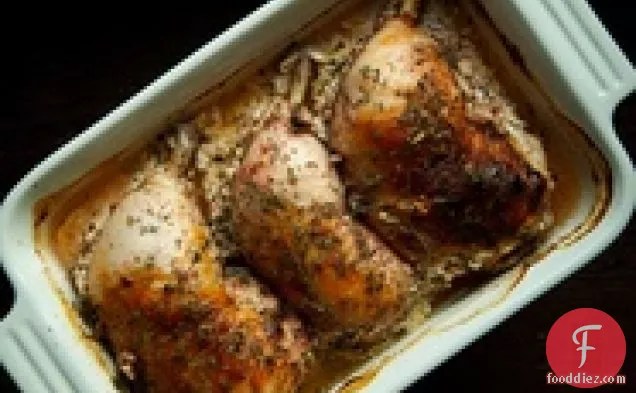 टकसाल सॉस और भुना हुआ आलू और प्याज के साथ मेमने का पैर