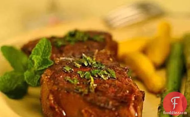 ताजा पुदीने की चटनी के साथ मेमने को भूनें