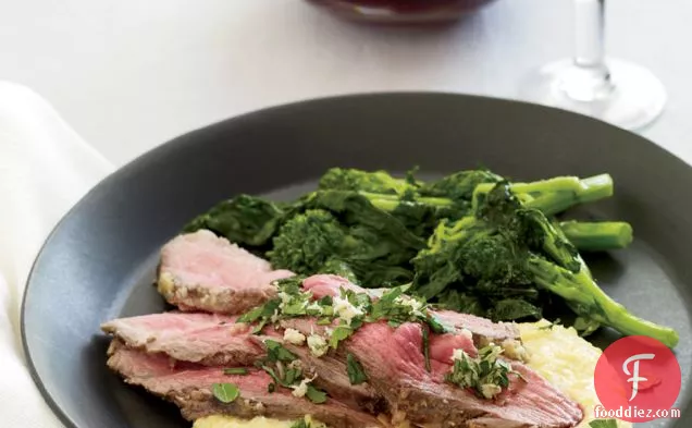 पोलेंटा के साथ नींबू और सौंफ-भुना हुआ भेड़ का बच्चा