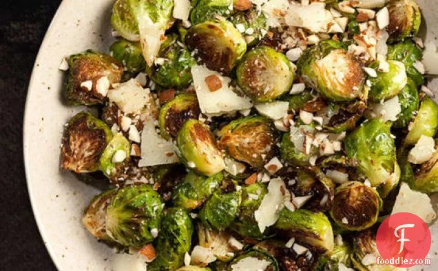 भुना हुआ ब्रसेल्स बादाम और पेकोरिनो के साथ अंकुरित होता है