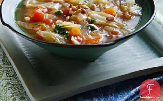 ताजा तुलसी के साथ सरल गोभी और छोले का सूप