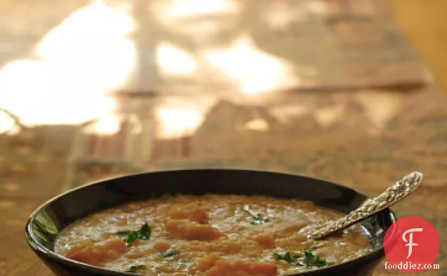 शकरकंद और केल के साथ पीला स्प्लिट-मटर का सूप