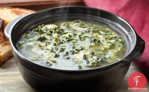 काले और परमेसन एग ड्रॉप सूप (स्ट्रैसिएटेला)