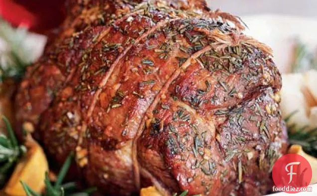 मेंहदी और लहसुन के साथ मेमने को भूनें