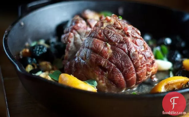 जैतून, नींबू और ताजा अजवायन के साथ मेमने को भूनें