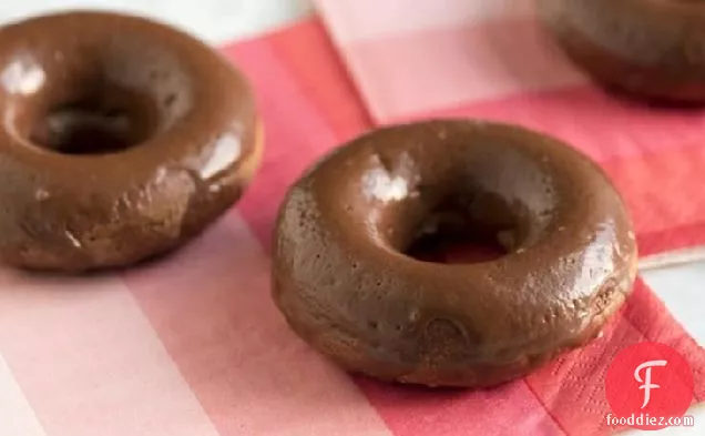 आसान बेक्ड चॉकलेट घुटा हुआ डोनट्स