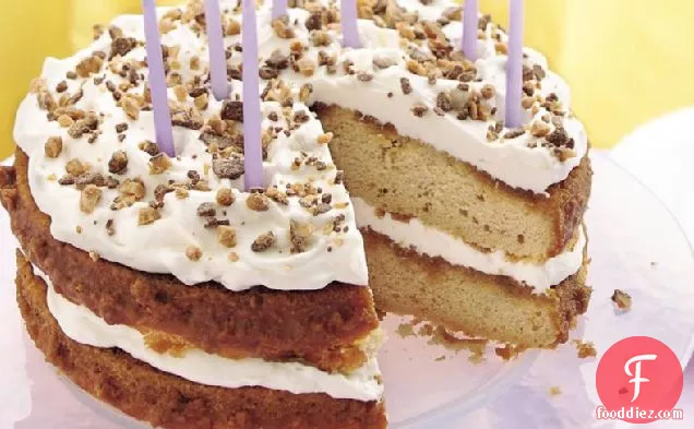 क्रीम से भरा मक्खन पेकन जन्मदिन का केक