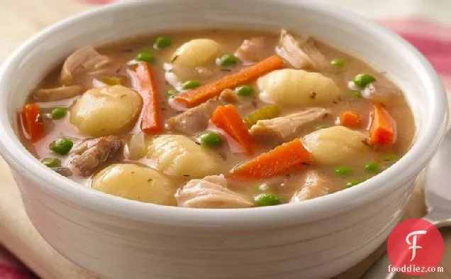 धीमी कुकर चिकन और ग्नोची सूप