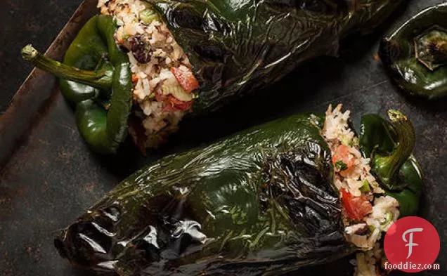 काली बीन्स और पनीर के साथ भरवां पोब्लानोस