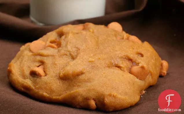 बटरस्कॉच चिप्स के साथ कद्दू कुकीज़