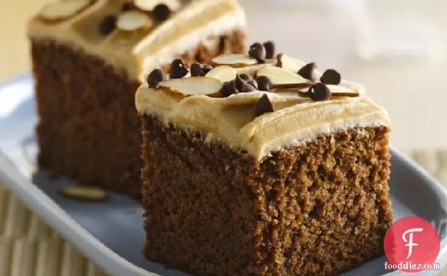 क्रीमी बटरस्कॉच फ्रॉस्टिंग के साथ ग्लूटेन-फ्री चॉकलेट स्नैक केक