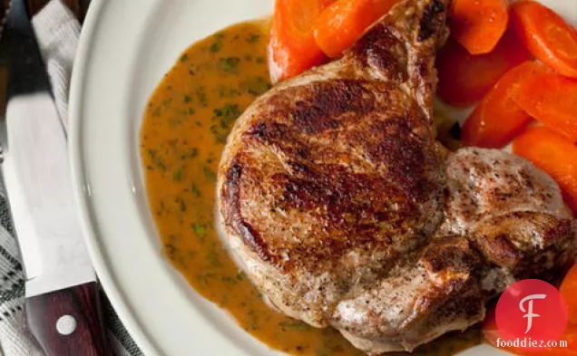 सफेद शराब-सरसों की चटनी के साथ आसान बेक्ड पोर्क चॉप