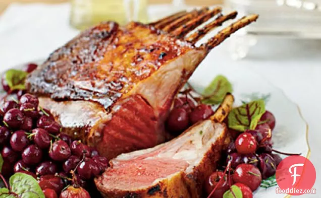 भुना हुआ अंगूर और क्रैनबेरी के साथ हनी-करी चमकता हुआ भेड़ का बच्चा