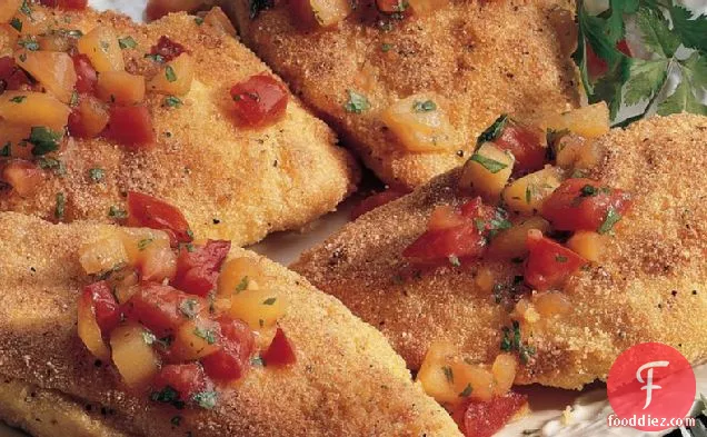 पीच साल्सा के साथ कॉर्नमील चिकन