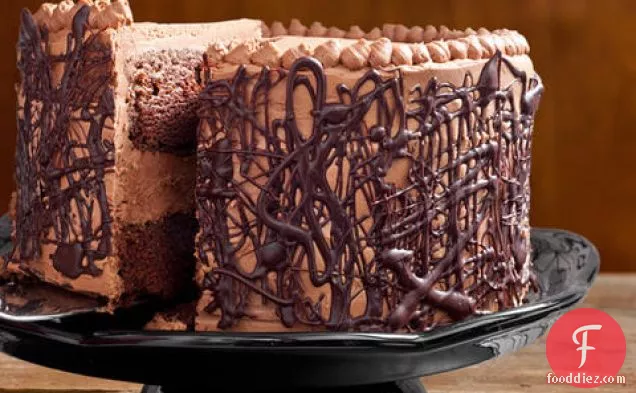 व्हीप्ड फज फिलिंग और चॉकलेट बटरक्रीम के साथ चॉकलेट केक