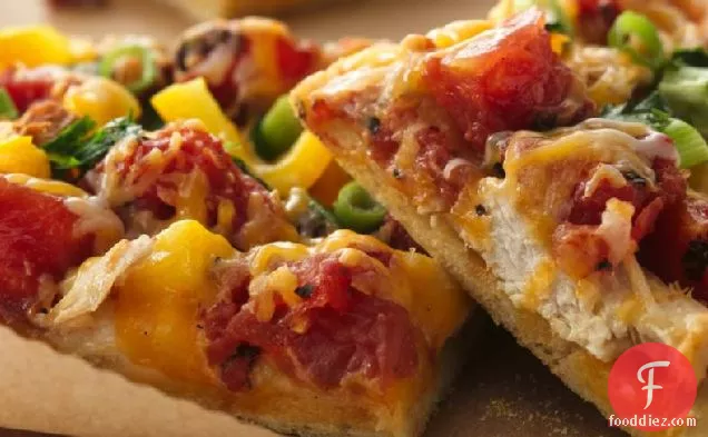 कॉर्नमील क्रस्ट के साथ मैक्सिकन चिकन पिज्जा