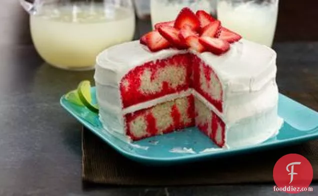 स्ट्रॉबेरी और क्रीम पोक केक