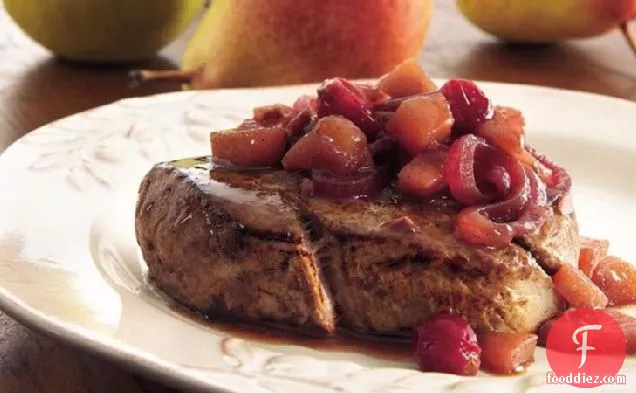 नाशपाती-क्रैनबेरी चटनी के साथ बीफ टेंडरलॉइन