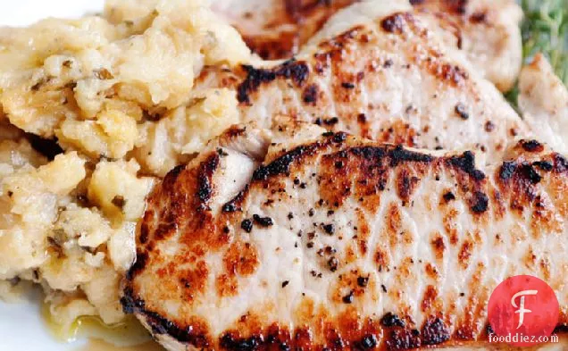 भुना हुआ सेब के साथ बीयर ब्राइड पोर्क चॉप