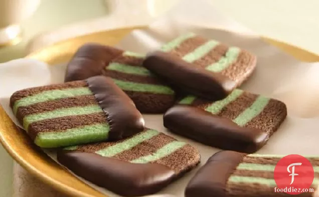 चॉकलेट-टकसाल स्तरित कुकी स्लाइस