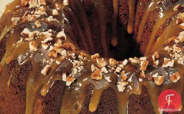 चॉकलेट-कारमेल-अखरोट केक