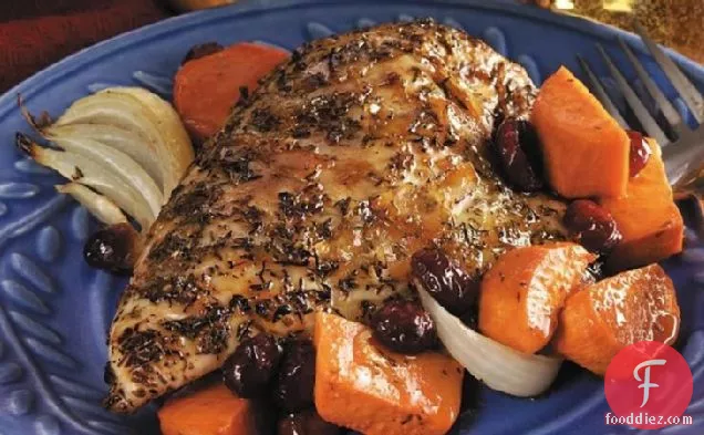 शकरकंद के साथ ऑरेंज-ग्लेज़ेड रोस्ट चिकन ब्रेस्ट