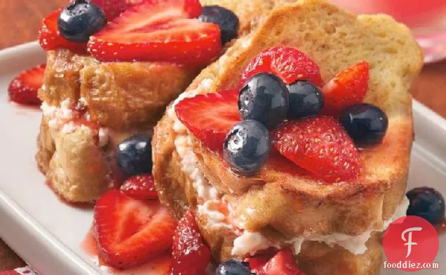 स्ट्रॉबेरी टॉपिंग के साथ क्रीम चीज़ फ्रेंच टोस्ट बेक