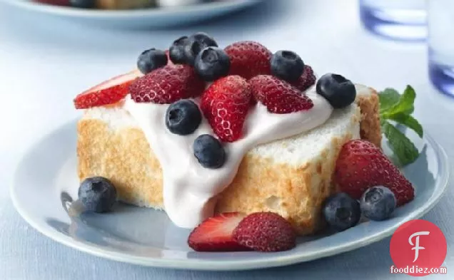 स्ट्रॉबेरी क्रीम एंजेल फूड केक