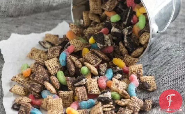 Dirt ‘n’ Worms Chex Mix