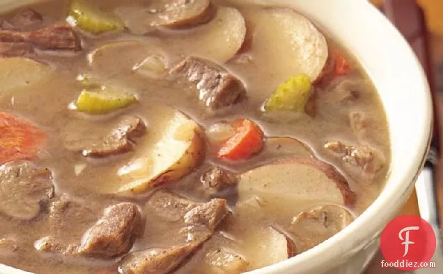 धीमी कुकर हार्दिक स्टेक और टेटर सूप