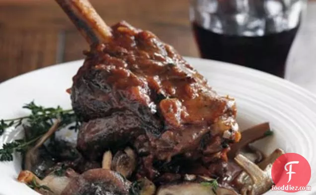 मशरूम के साथ ब्रेज़्ड इतालवी भेड़ का बच्चा