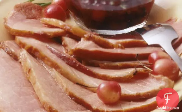 करंट-चेरी सॉस के साथ धीमी कुकर हैम