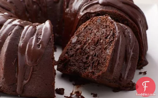 चॉकलेट ग्लेज़ेड चॉकलेट केक