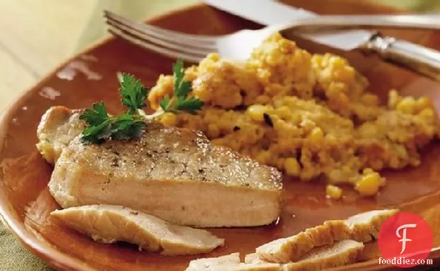 मकई भराई के साथ धीमी कुकर पोर्क चॉप