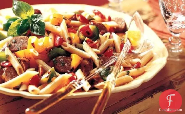 पास्ता और सब्जियों के साथ ग्रील्ड इतालवी सॉसेज