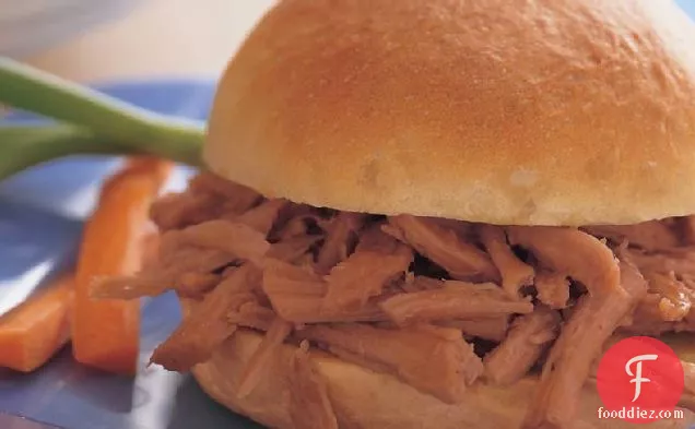 धीमी कुकर मसालेदार गुड़ खींचा-पोर्क सैंडविच