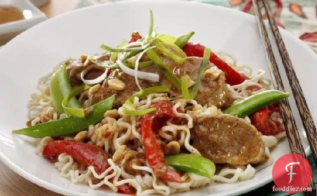 सब्जियों और तिल नूडल्स के साथ मसालेदार थाई पोर्क