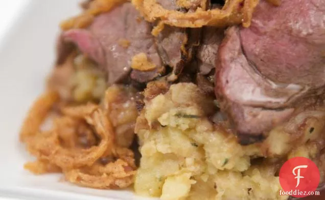 भुनी हुई उंगलियों और ज़िनफंडेल ग्रेवी के साथ मेमने का भुना हुआ पैर