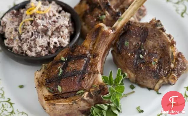 टेपेनेड मक्खन के साथ ग्रील्ड भेड़ का बच्चा चॉप