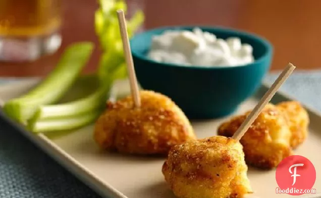 भैंस चिकन ब्लू चीज़ डिपिंग सॉस के साथ काटता है