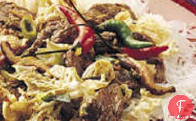 चावल की छड़ी नूडल्स के साथ सिचुआन बीफ