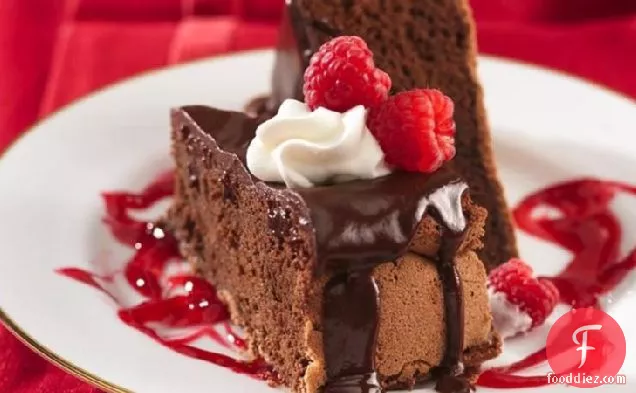 रास्पबेरी सॉस के साथ अवनति चॉकलेट केक