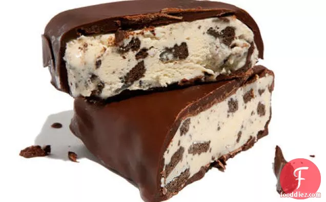 चॉकलेट डूबा कुकीज़ और क्रीम आइसक्रीम सलाखों