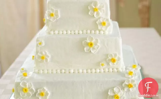 रास्पबेरी भरने के साथ सफेद शादी का केक
