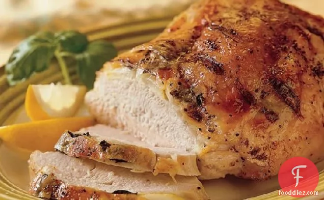 नींबू और तुलसी के साथ ग्रील्ड टर्की स्तन
