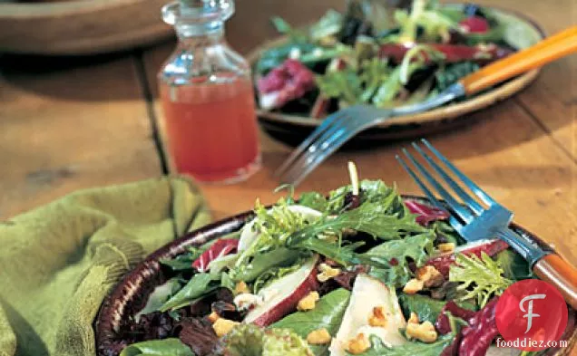 Field Salad with Pears and Blue Cheese