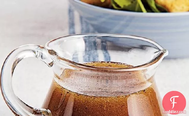 गुड़ विनैग्रेट के साथ वसंत साग