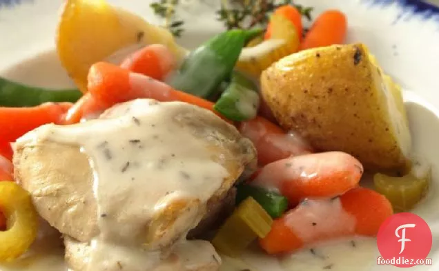 धीमी कुकर मलाईदार जड़ी बूटी चिकन स्टू (2 के लिए खाना पकाने)