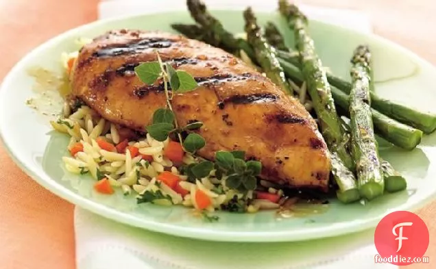 अजवायन की पत्ती आड़ू सॉस के साथ ग्रील्ड चिकन